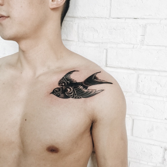 点击大图看下一张：男士锁骨上的一只燕子纹身图片(1/2)
