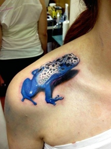肩膀上的3d蓝色小青蛙纹身图片