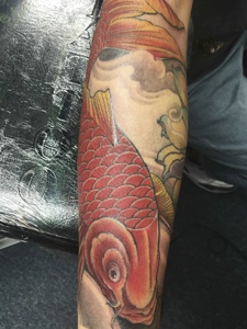 手臂红鲤鱼纹身图片值得分享