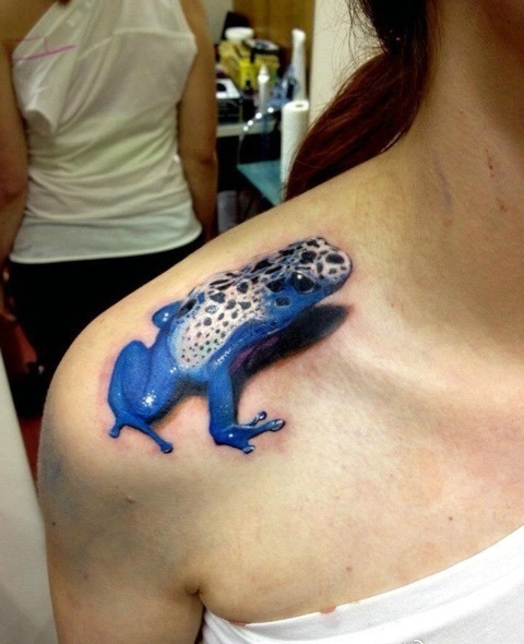 点击大图看下一张：肩膀上的3d蓝色小青蛙纹身图片(1/1)
