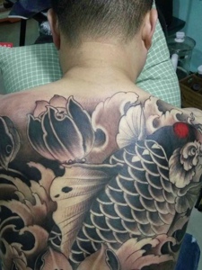 男士满背黑白大鲤鱼纹身图案