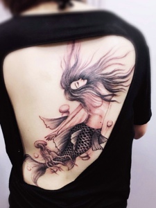 个性女子后背一条美人鱼纹身图片