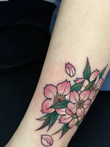 小清新粉红花朵手臂纹身图片