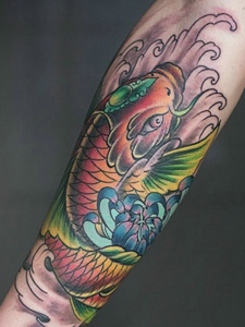 深受大家喜爱的手臂彩色鲤鱼纹身