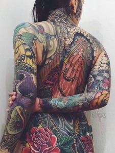 个性女生满背五颜六色的图腾纹身图案