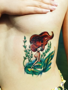 女生美乳下的性感美人鱼纹身图片