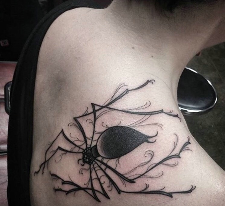 点击大图看下一张：爬过肩膀的一只个性蜘蛛纹身图片