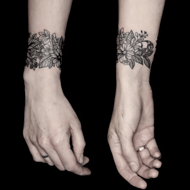 点击大图看下一张：手臂黑白花环情侣纹身图片香气溢出