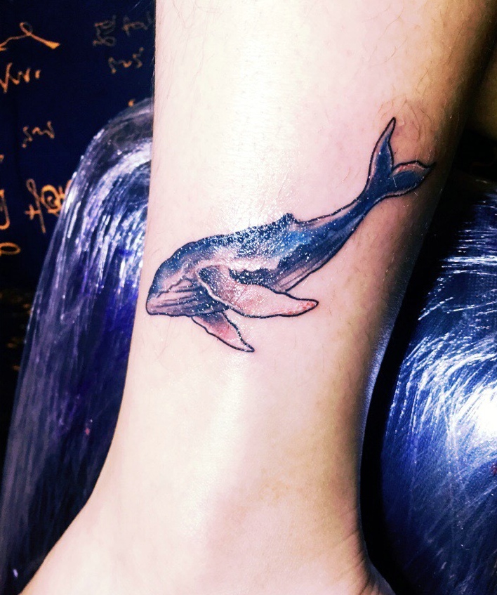 点击大图看下一张：裸脚可爱的彩色小海豚纹身图片