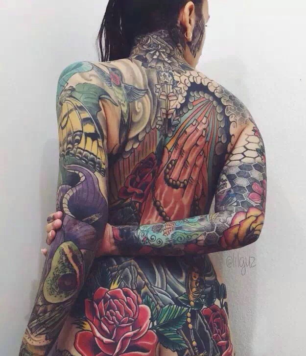 点击大图看下一张：个性女生满背五颜六色的图腾纹身图案