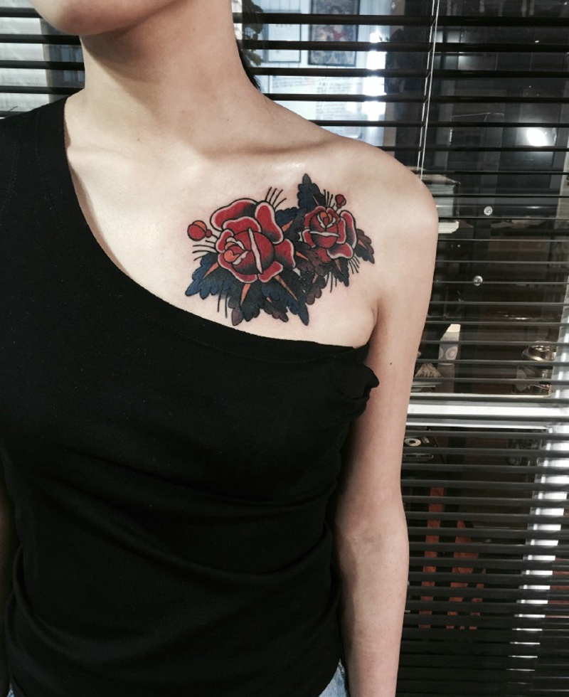 点击大图看下一张：露肩女生锁骨下的两朵红玫瑰纹身图片