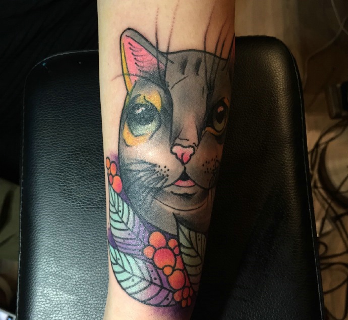 点击大图看下一张：手臂上可爱大眼小花猫纹身图片