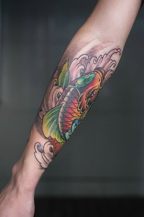 点击大图看下一张：深受大家喜爱的手臂彩色鲤鱼纹身