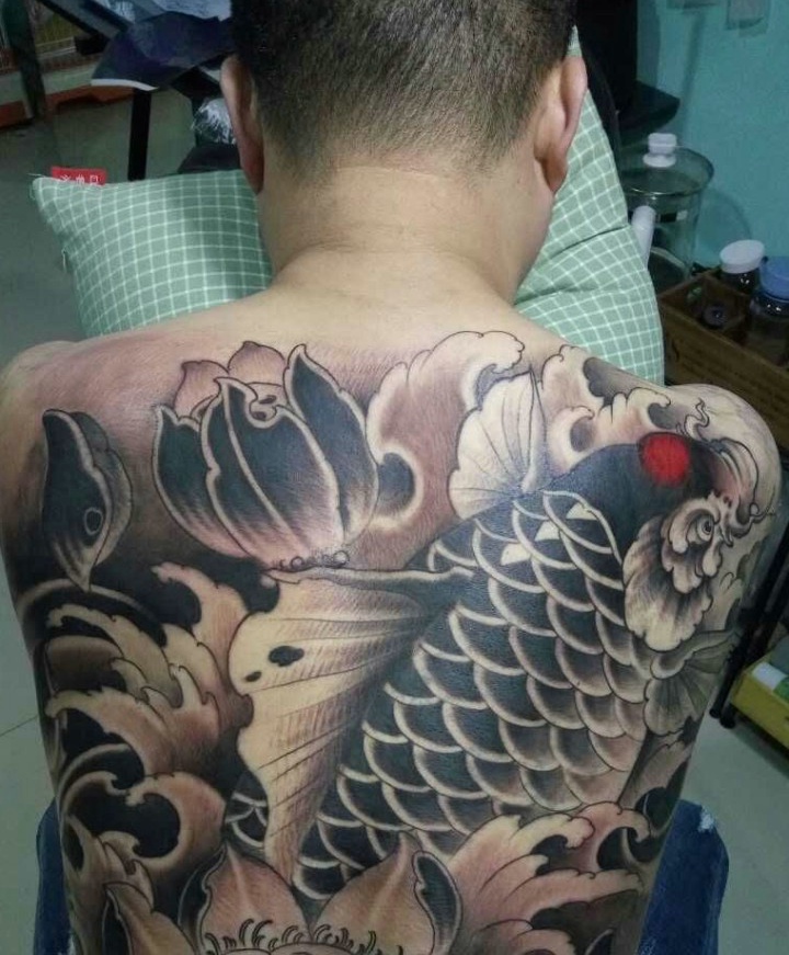 点击大图看下一张：男士满背黑白大鲤鱼纹身图案