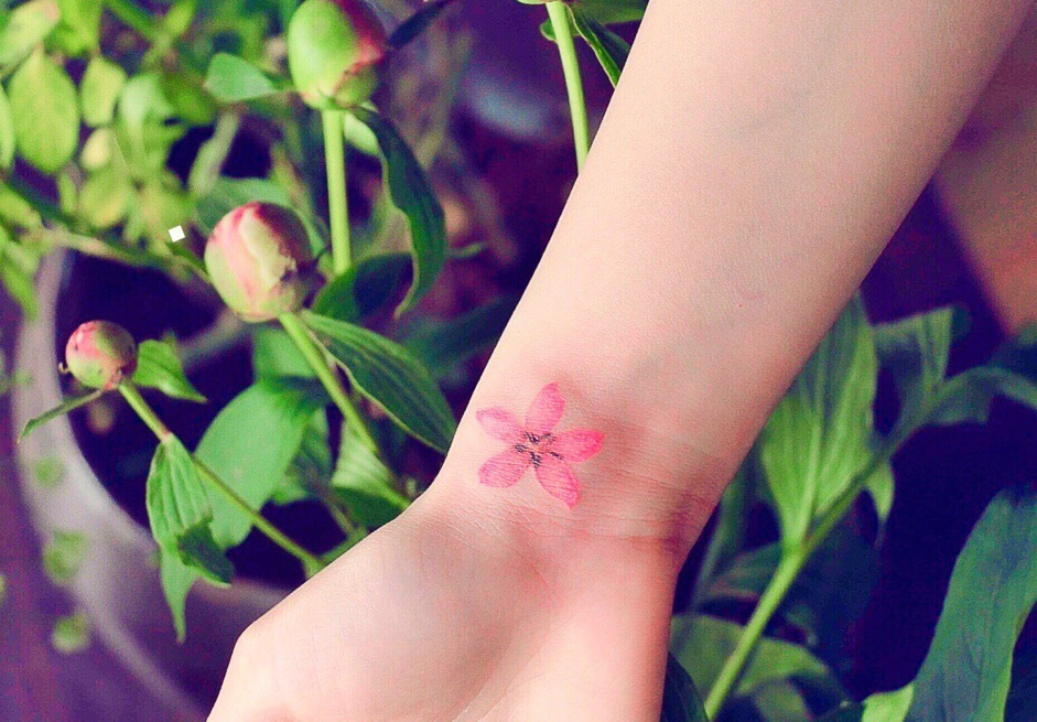 点击大图看下一张：小清新樱花手臂纹身图片唯美动人