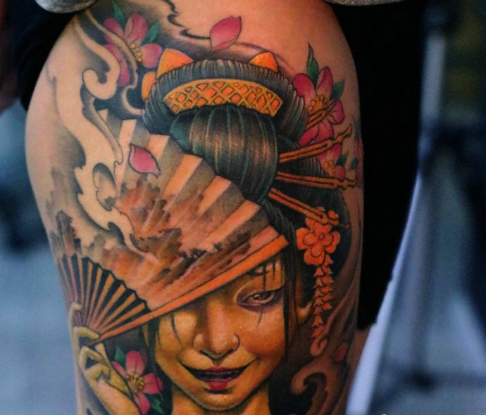 点击大图看下一张：老传统美丽的大臂彩色花妓纹身图片