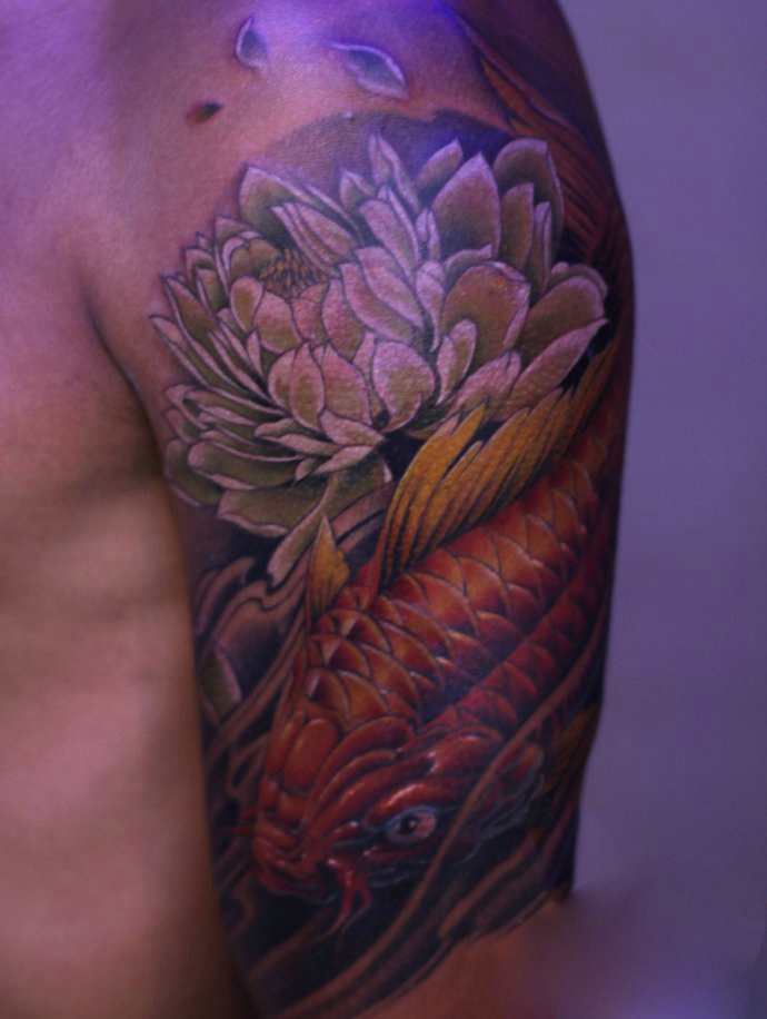 点击大图看下一张：大臂红鲤鱼纹身图片朝气勃勃