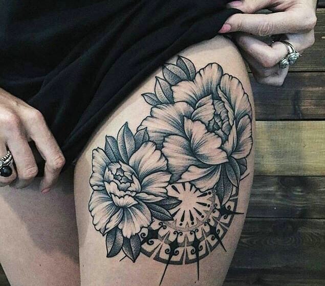 点击大图看下一张：躲在女生大腿上的两朵花朵纹身图片