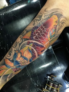包小腿莲花与红鲤鱼一起的纹身图片