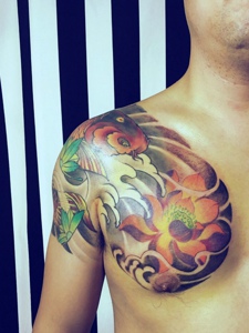 莲花与鲤鱼结合的彩色半甲纹身图案