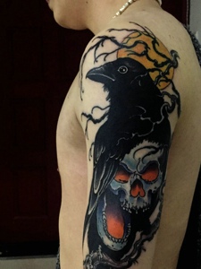 大臂乌鸦与骷髅结合的纹身刺青
