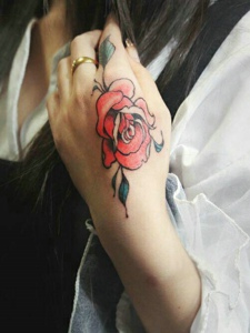 手背一朵红玫瑰纹身图片气质高贵