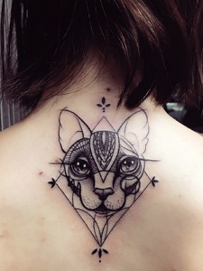 几何与动物头像结合的后背纹身图案