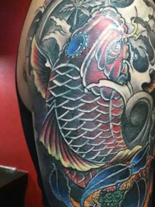 遮盖整个大臂的红鲤鱼纹身图片