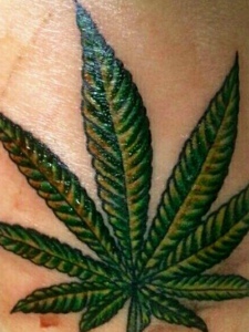 一片绿色树叶纹身图片非常完美