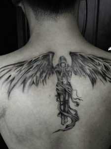 男士后背的个性天使纹身刺青