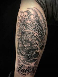 莲花与鲤鱼的腿部黑白纹身图片