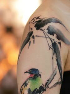 女生手臂水墨花鸟纹身图片很漂亮