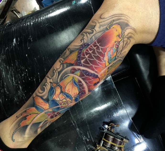 点击大图看下一张：包小腿莲花与红鲤鱼一起的纹身图片