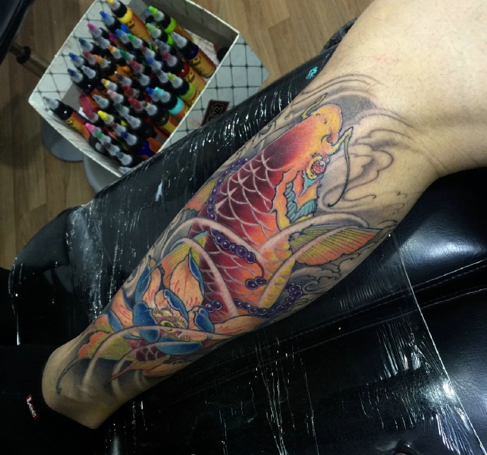 点击大图看下一张：包小腿莲花与红鲤鱼一起的纹身图片