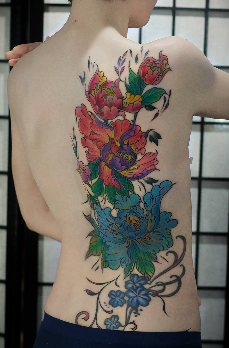 点击大图看下一张：遮盖女生半边背部的彩色牡丹花纹身刺青