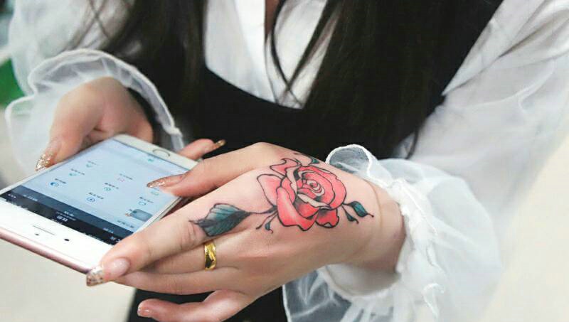 点击大图看下一张：手背一朵红玫瑰纹身图片气质高贵