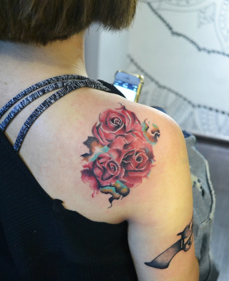 点击大图看下一张：妖艳迷人的红玫瑰纹身图片