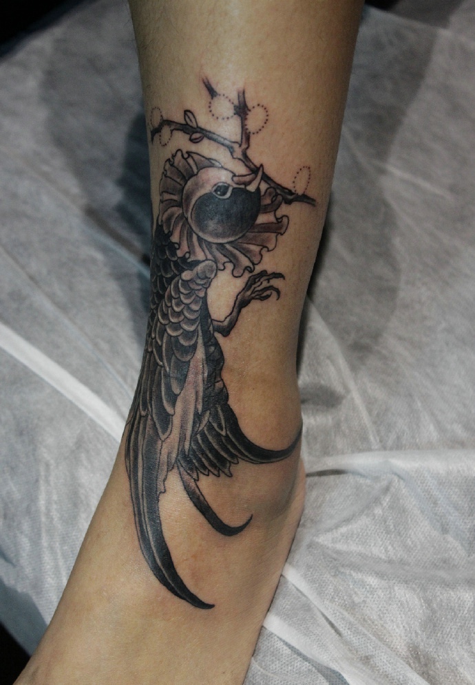 点击大图看下一张：裸脚上停留着一只小燕子纹身图片
