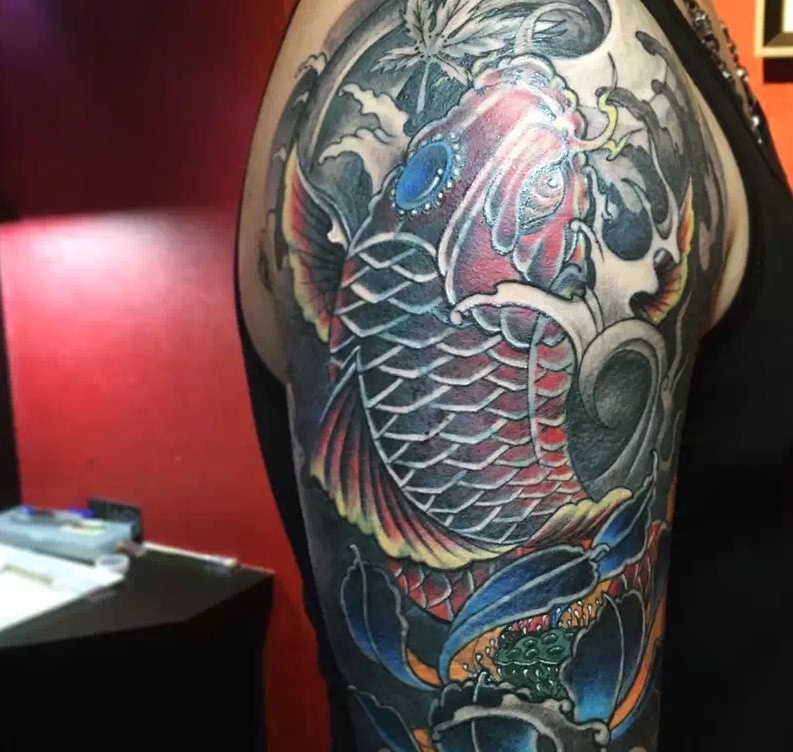 点击大图看下一张：遮盖整个大臂的红鲤鱼纹身图片
