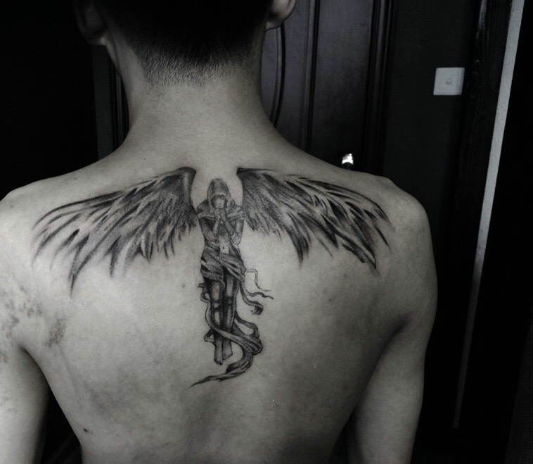 点击大图看下一张：男士后背的个性天使纹身刺青