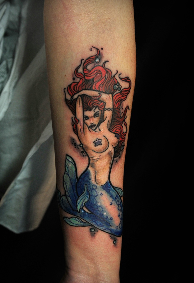 点击大图看下一张：妖娆性感的美人鱼手臂纹身图片