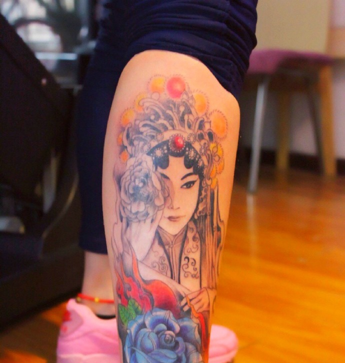 点击大图看下一张：包小腿经典传统彩色花旦纹身刺青