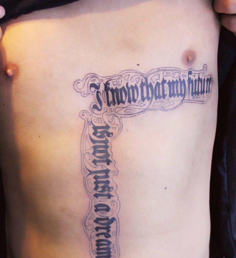 点击大图看下一张：男士胸前很有创意的英文单词纹身图片