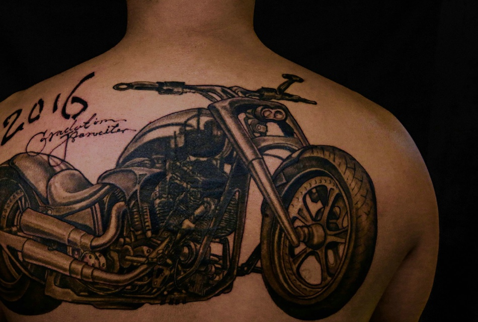 点击大图看下一张：超级炫酷的一辆摩托车纹身刺青
