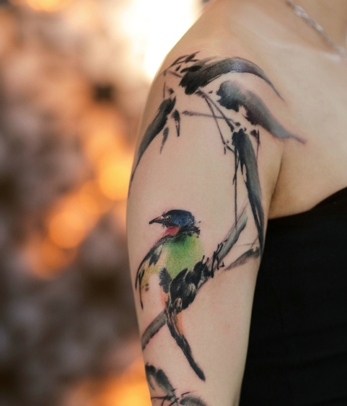 点击大图看下一张：女生手臂水墨花鸟纹身图片很漂亮
