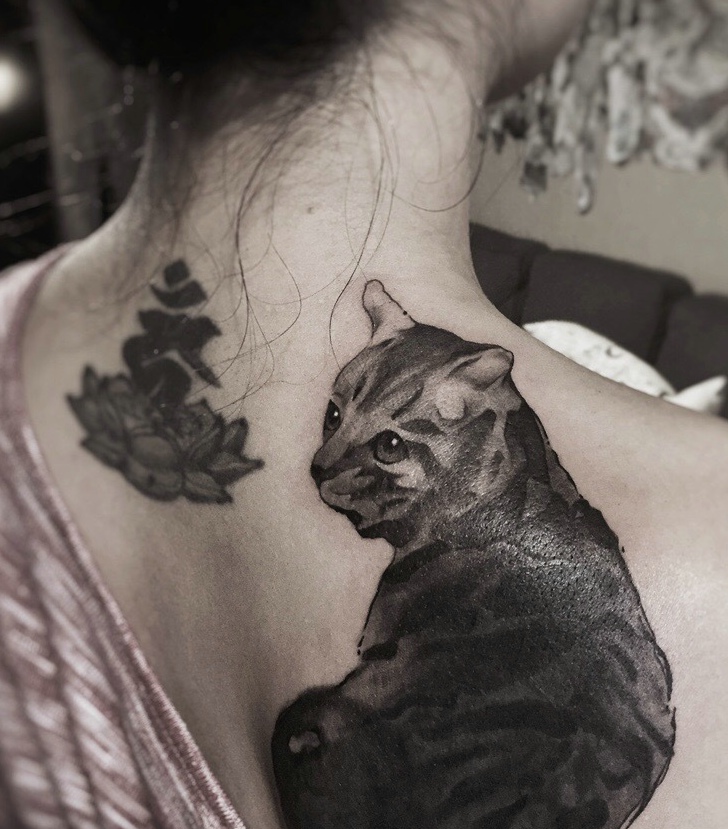 点击大图看下一张：女生后背一只可爱的小猫纹身刺青