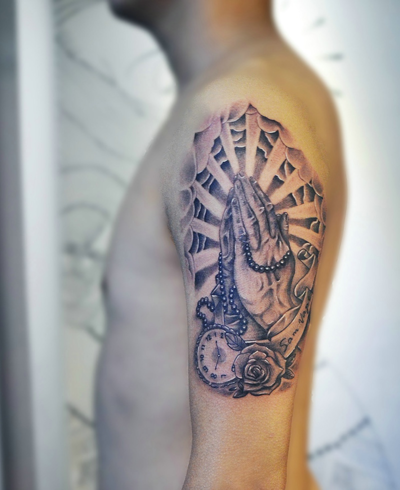 点击大图看下一张:祷之手玫瑰怀表的欧美手臂纹身图片
