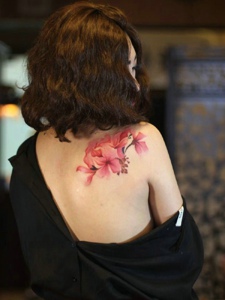 卷发美女后背性感的花朵纹身刺青