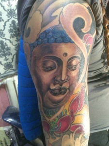 莲花与如来佛祖结合的花臂纹身图片