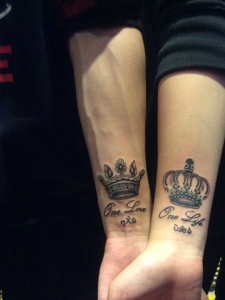 英文与皇冠一起的手腕情侣纹身图片